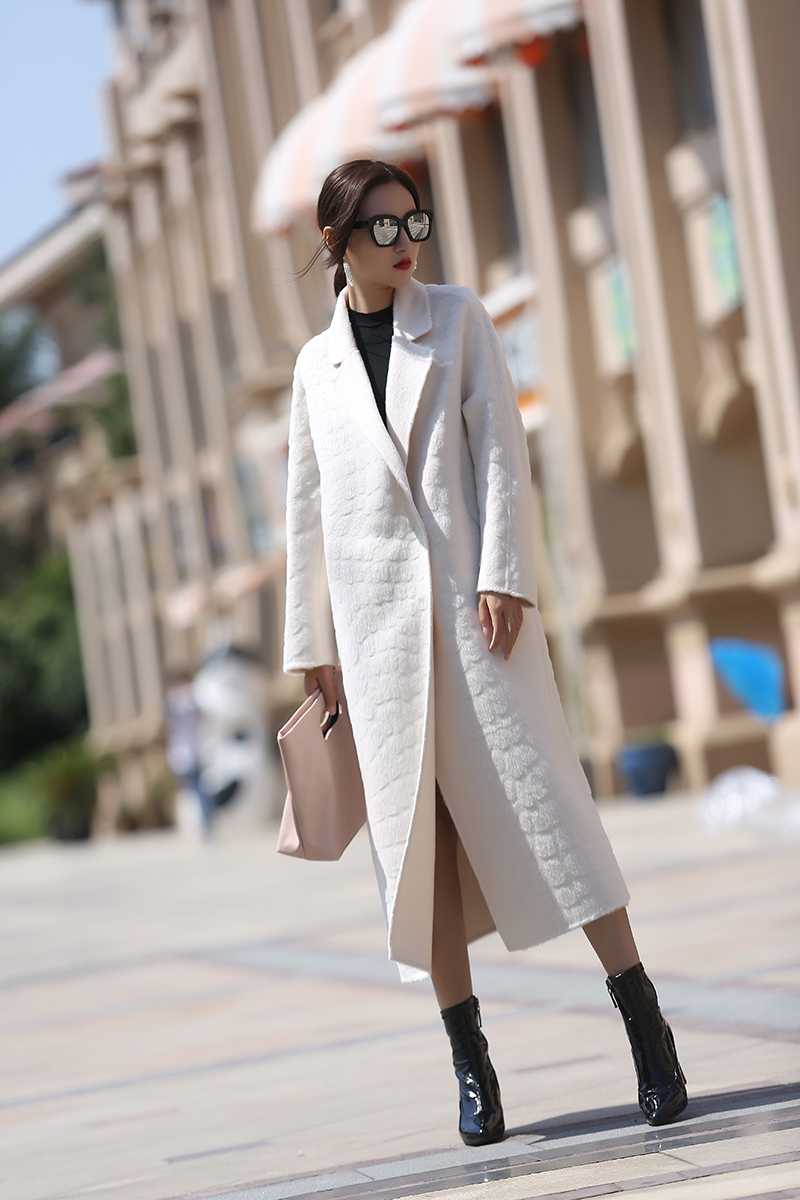 星空体育下载网址:格纹大衣+米色高领内搭的组合精约又有质感